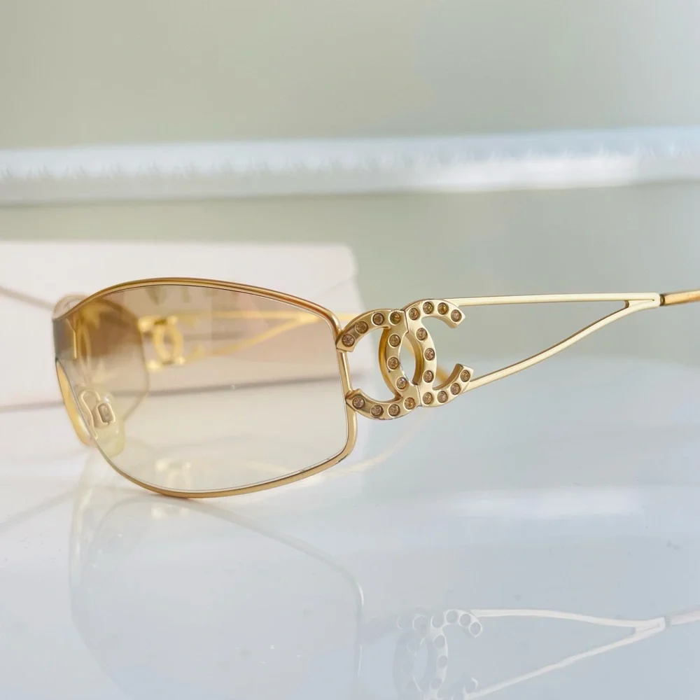 🌸SOLD🌸CHANEL AUTHENTIC Gold CC crystal sunglasses - Picture 4 of 16